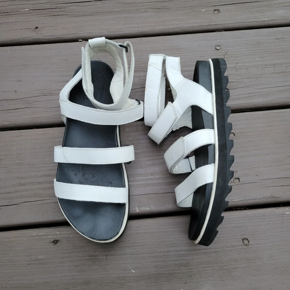 Sorel roaming white